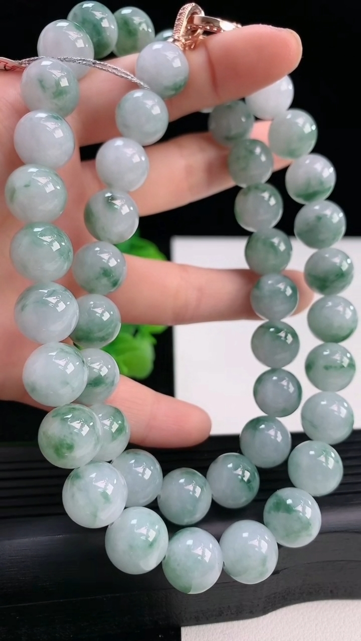 天然A货翡翠飘花圆珠项链尺寸11.3-45颗重量:125.74g4月3日
工厂直销收藏佳品,种好水足，色泽均匀，有种有色，上手高大气！