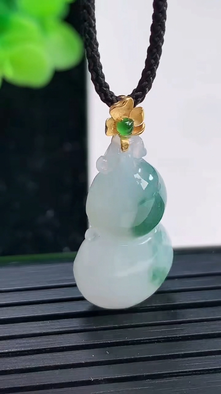 天然A货翡翠18K金飘花葫芦吊坠尺寸26.3-13.4-8.2重量:4.37g
4月3日