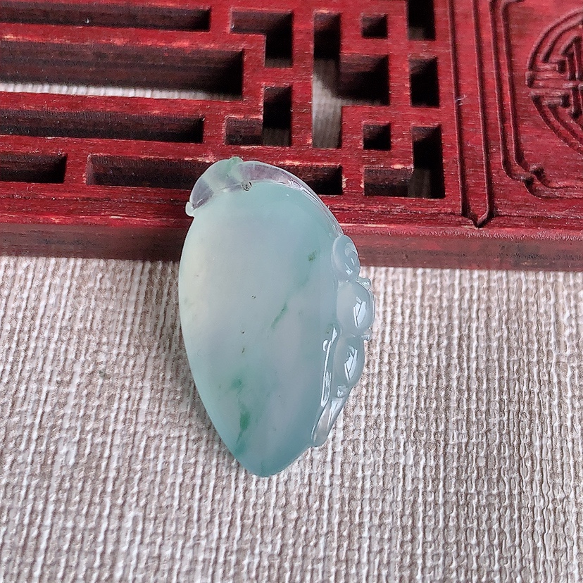 天然A货翡翠飘花福瓜吊坠 
尺寸25.5-16-9.8mm 重量5.40g 0331