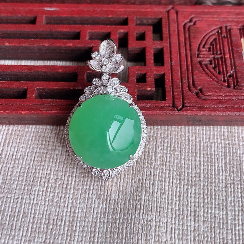 天然A货翡翠18K金伴钻镶嵌甜绿蛋面吊坠 
尺寸31.5-17.8-11.3裸石15.8mm 重量6.03g 0331