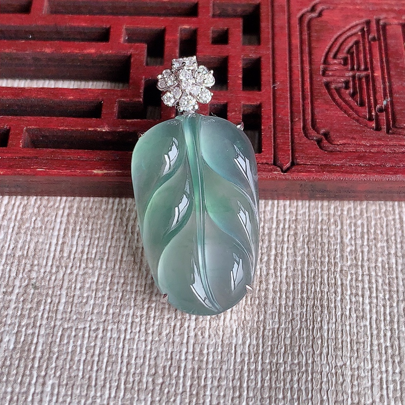 天然A货翡翠18K金伴钻镶嵌晴水叶子金枝玉叶吊坠 
尺寸31.6-23.8-155-6.5mm 重量4.00g 0331