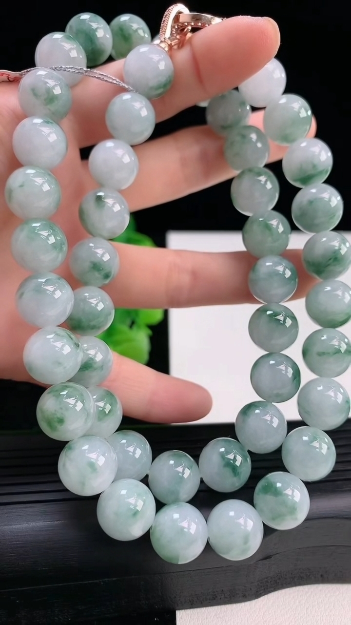 天然A货翡翠飘花圆珠项链尺寸11.3-45颗重量:125.74g4月3日
工厂直销收藏佳品,种好水足，色泽均匀，有种有色，上手高大气！