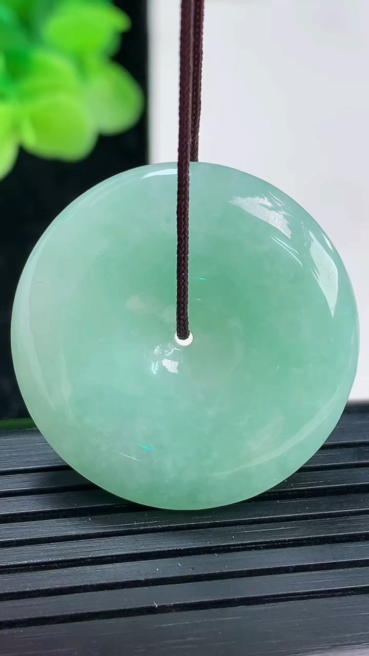 天然A货翡翠平安扣吊坠尺寸29.2-6重量:11.03g
4月3日