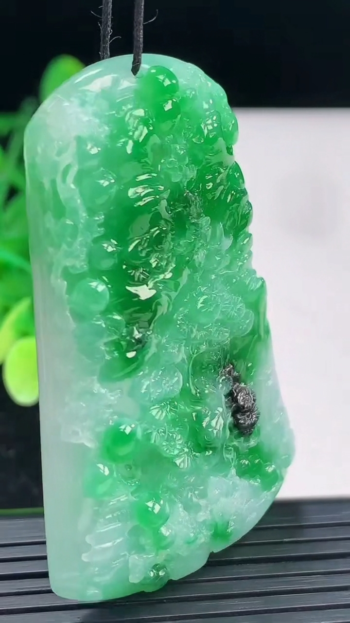 天然A货翡翠山水牌吊坠尺寸58.4-37.4-9.6重量:39.14g
4月3日