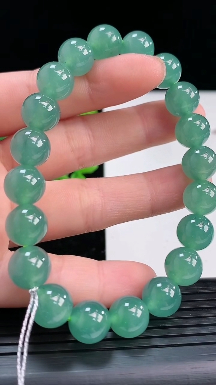 天然A货翡翠蓝水圆珠手串尺寸9.6-20颗重量:33.06g4月3日
工厂直销收藏佳品,种好水足，色泽均匀，有种有色，上手高大气！