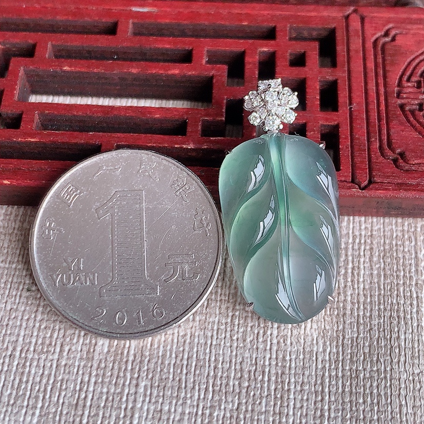 天然A货翡翠18K金伴钻镶嵌晴水叶子金枝玉叶吊坠 
尺寸31.6-23.8-155-6.5mm 重量4.00g 0331