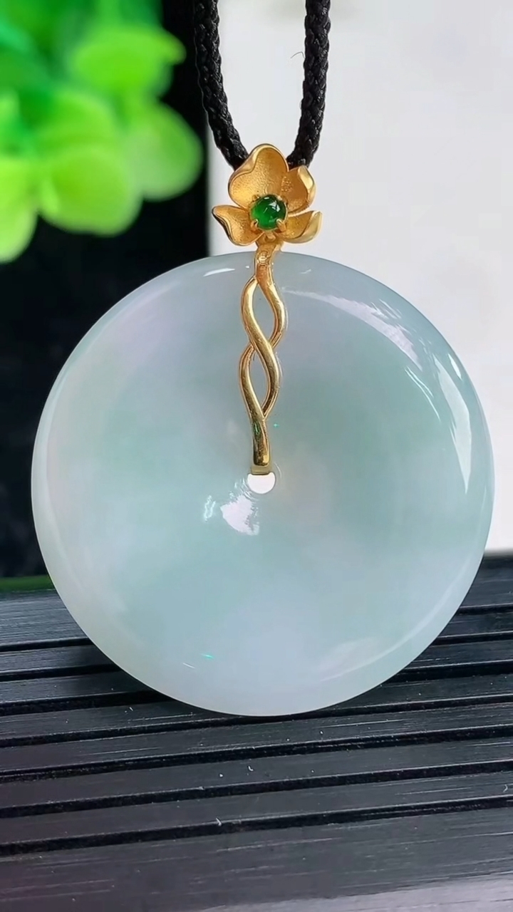 天然A货翡翠平安扣吊坠尺寸29.4-5重量:10.08g
4月3日