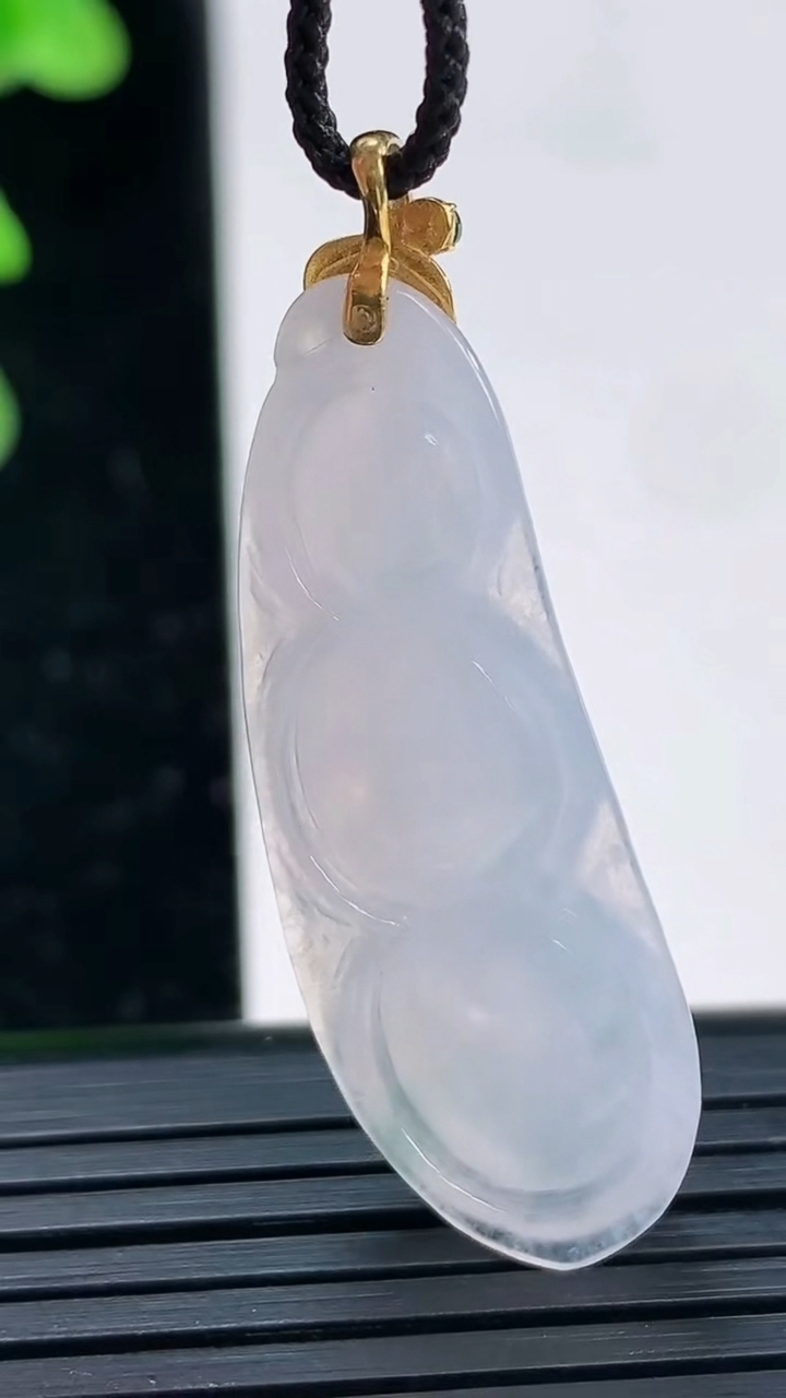 天然A货翡翠种飘花福豆吊坠尺寸39.8-14.2-6重量:5.69g
4月3日