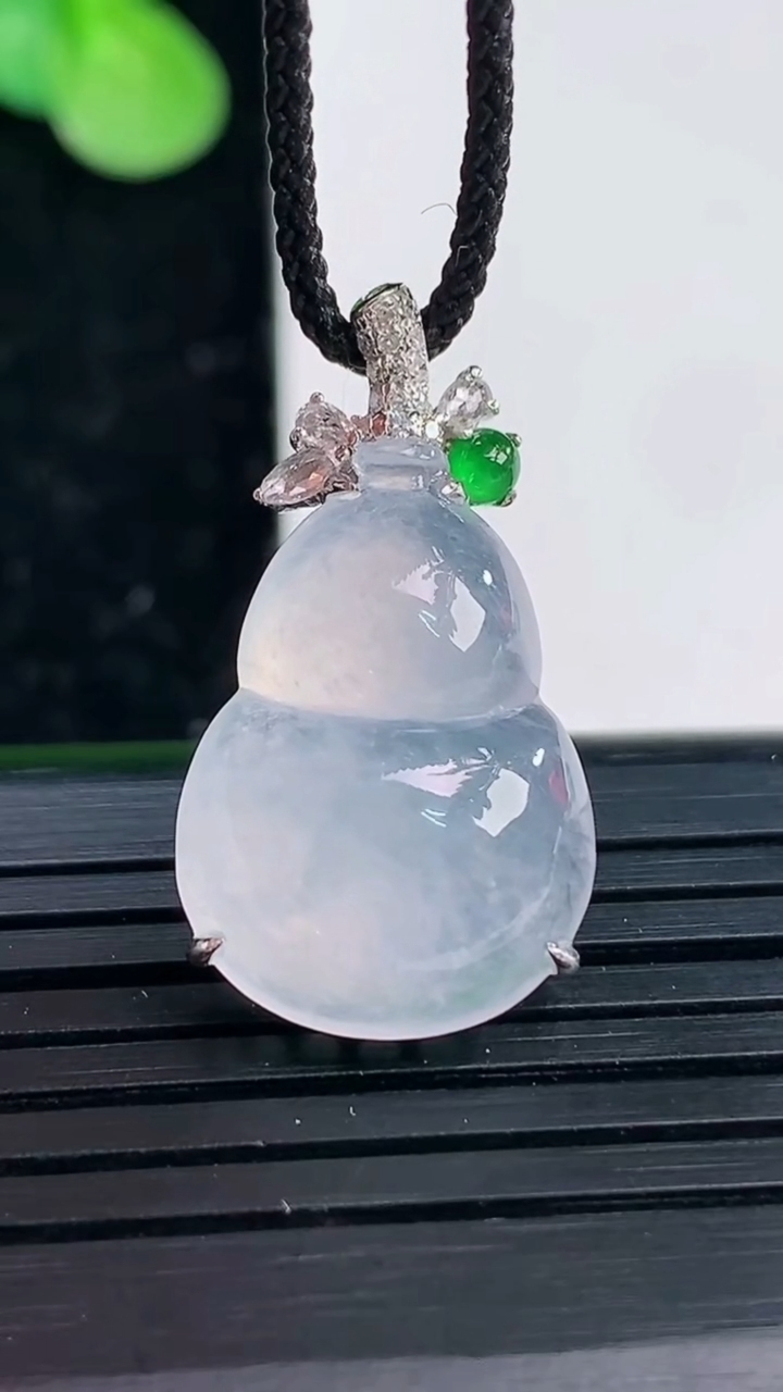 天然A货翡翠种白冰葫芦吊坠尺寸25.5-14.1-7.9重量:3.28g
4月3日