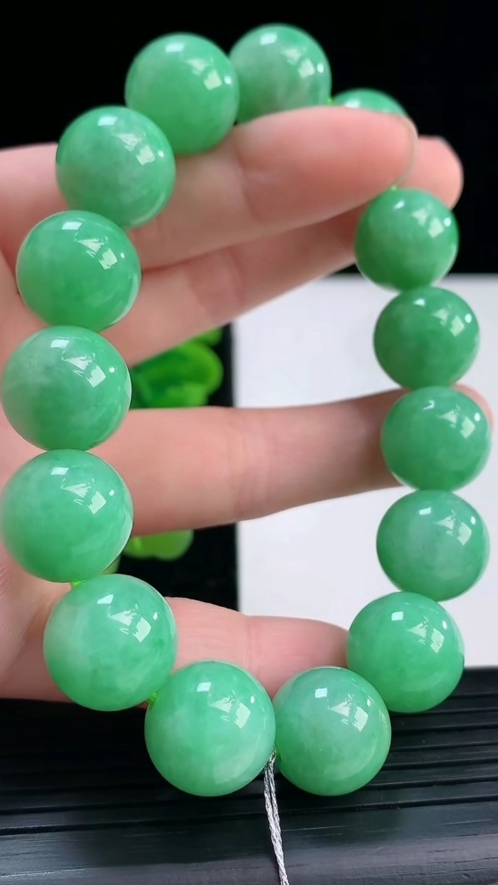 天然A货翡翠圆珠手串尺寸14-15颗重量:69.87g4月3日
工厂直销收藏佳品,种好水足，色泽均匀，有种有色，上手高大气！