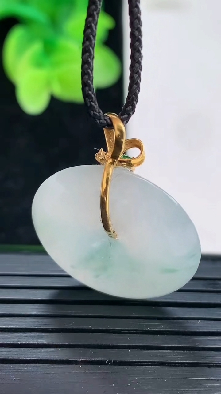 天然A货翡翠18K金飘花平安扣吊坠尺寸24.4-5重量:6.61g
4月3日