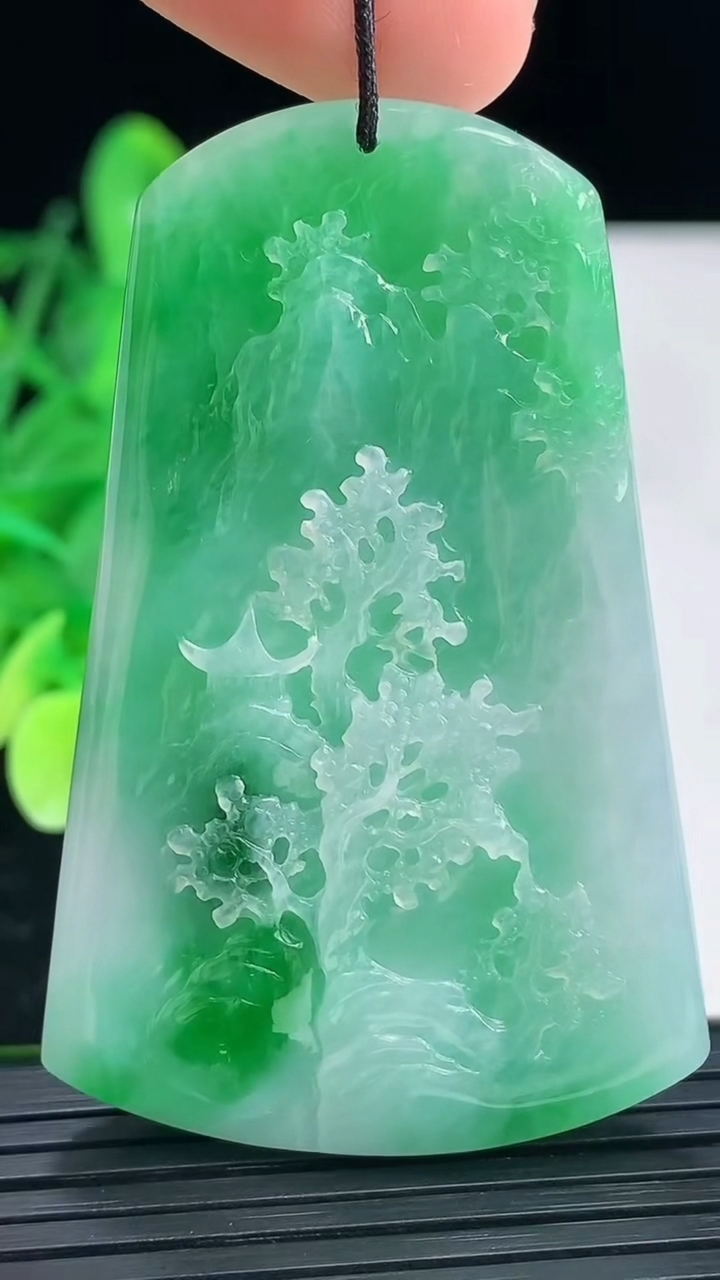 天然A货翡翠山水牌吊坠尺寸58.4-37.4-9.6重量:39.14g
4月3日