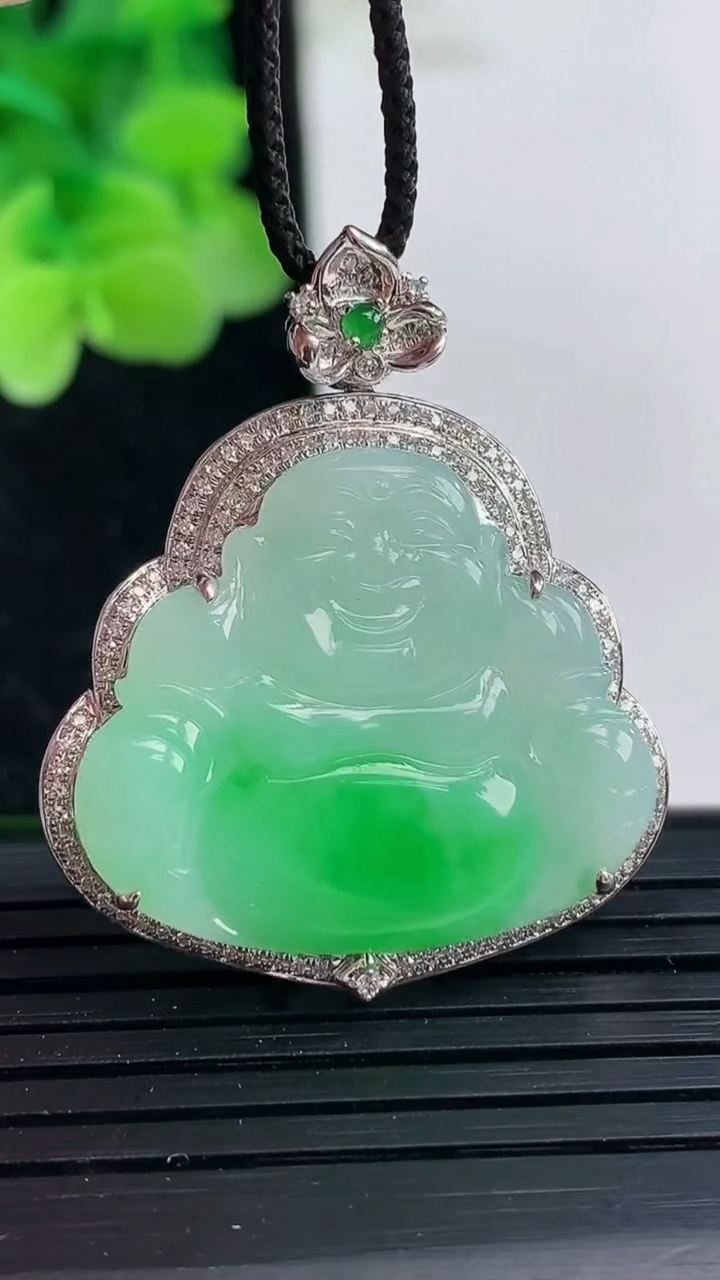 天然A货翡翠佛公吊坠尺寸35.1-29.9-7裸石23-26.6重量:6.66g
4月3日