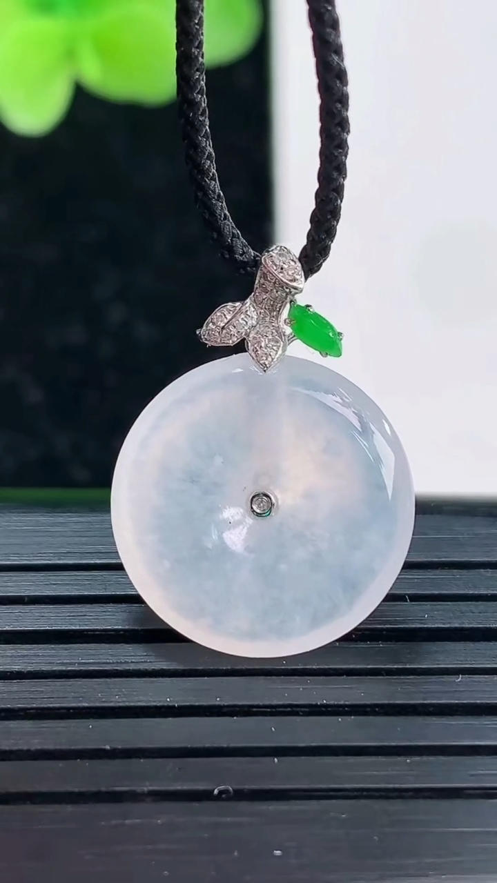 天然A货翡翠种白冰平安扣吊坠尺寸16.5-3.5重量:2.48g
4月3日