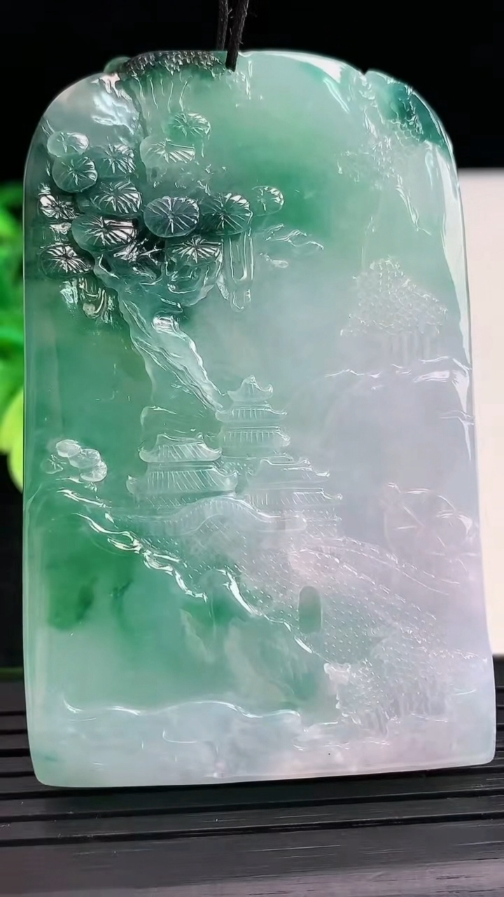 天然A货翡翠种飘花山水牌吊坠尺寸69.2-42.9-11.8重量:85.87g
4月3日