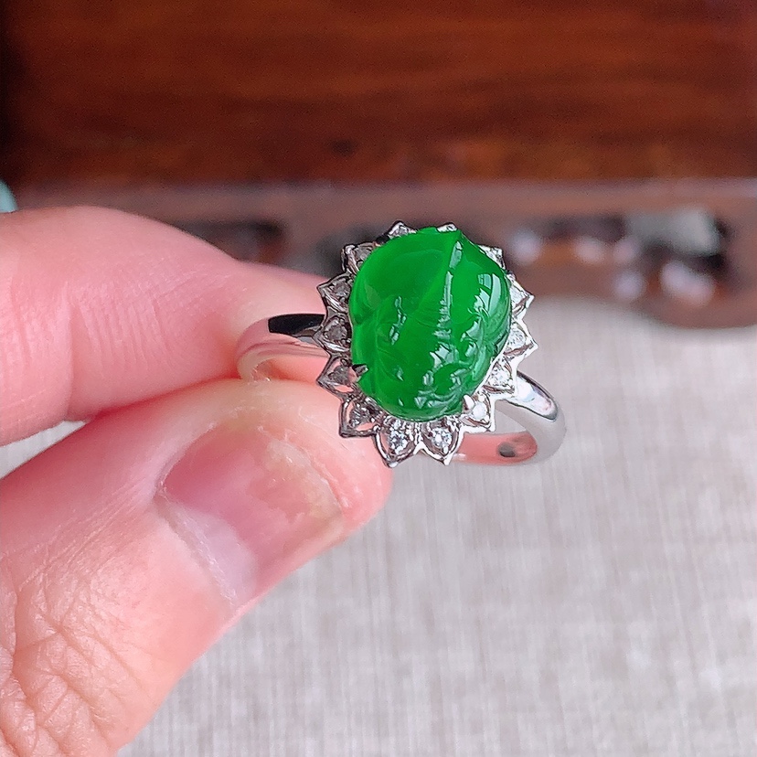 天然A货翡翠18K金伴钻镶嵌满绿招财貔貅戒指 圈口17.6裸石
尺寸10.3-8mm 重量2.60g