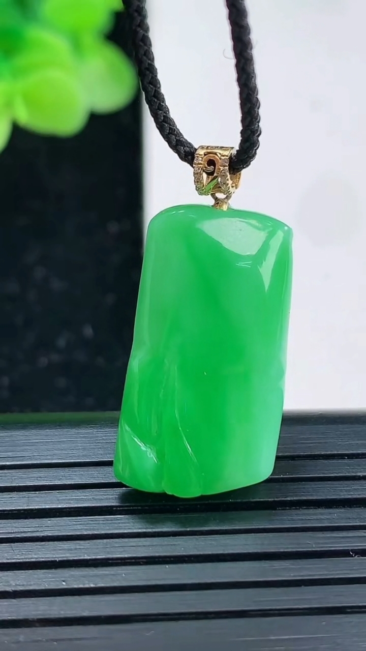 天然A货翡翠节节高升 竹节吊坠尺寸24.3-13.1-5.3重量:4.50g
4月3日