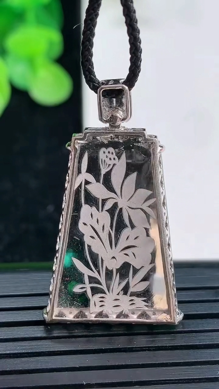 天然A货翡翠无事牌吊坠尺寸33.8-25.1-18.2-4.8重量:4.64g
4月3日