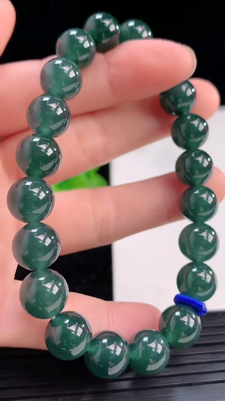 天然A货翡翠蓝水圆珠手串尺寸9.7-20颗重量:32.50g4月3日
工厂直销收藏佳品,种好水足，色泽均匀，有种有色，上手高大气！