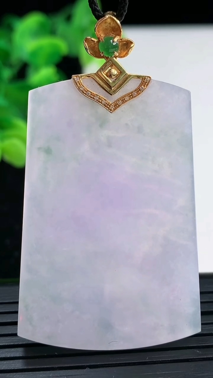 天然A货翡翠种紫罗兰无事牌吊坠尺寸48.7-32.7-4.6重量:20.29g
4月3日