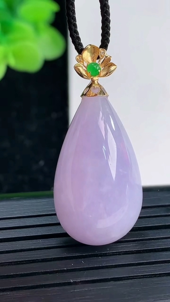 天然A货翡翠18K金紫罗兰水滴吊坠尺寸35.5-15.9-10.3重量:7.16g
4月3日