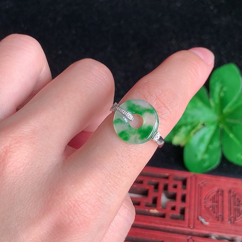 天然A货翡翠18K金伴钻镶嵌飘绿平安环戒指 圈口17.3裸石
尺寸12.5mm 重量3.00g 0331