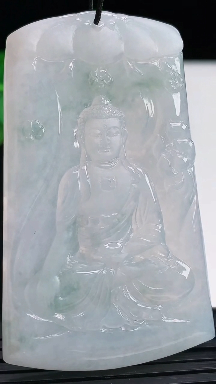 天然A货翡翠飘花阿弥陀佛吊坠尺寸65.6-40-4.7重量:33.07g
4月3日