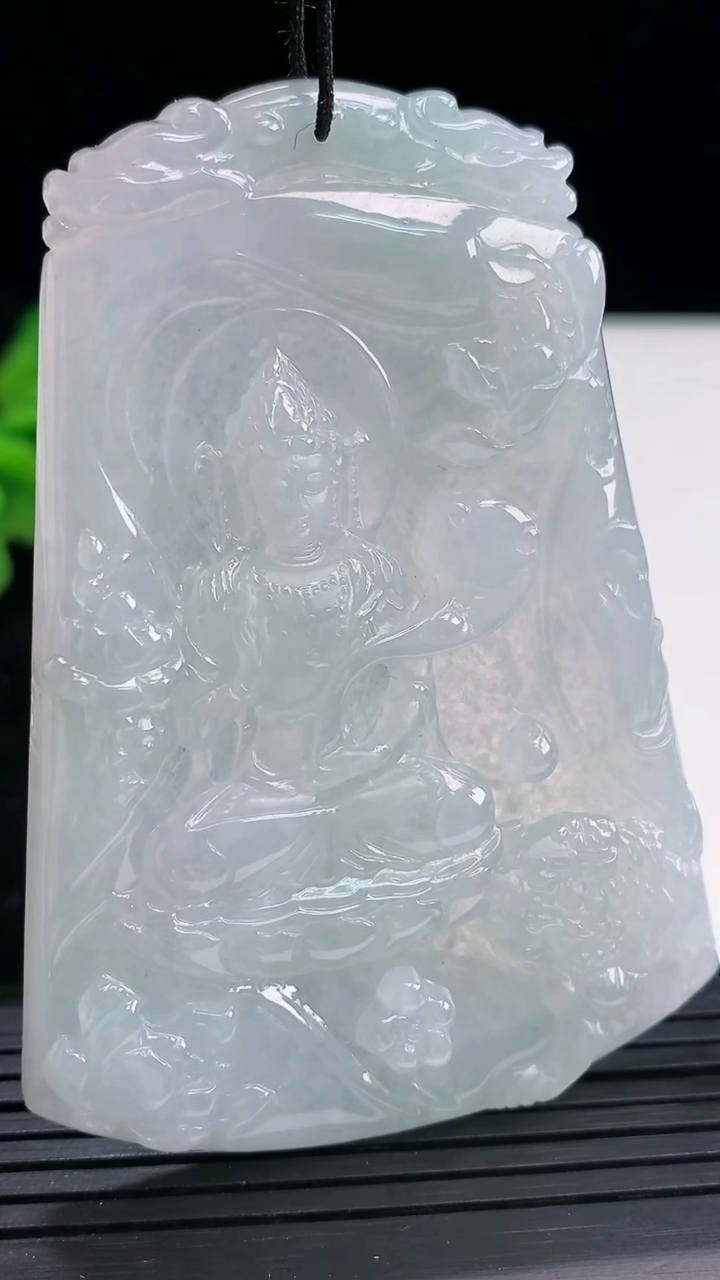 天然A货翡翠飘花文殊菩萨吊坠尺寸72.3-51-5.7重量:42.90g
4月3日