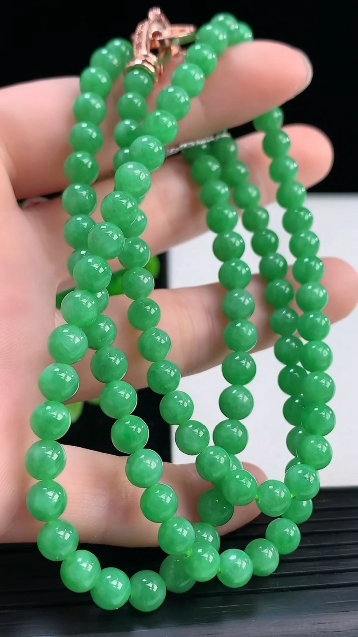 天然A货翡翠圆珠项链尺寸5.2-110颗重量:32.31g
4月3日