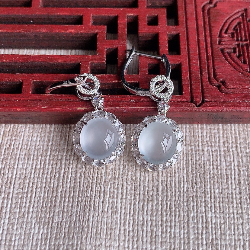 天然A货翡翠18K金伴钻镶嵌白冰白月光蛋面耳坠 
尺寸8-7-6mm 重量2.74g 0331