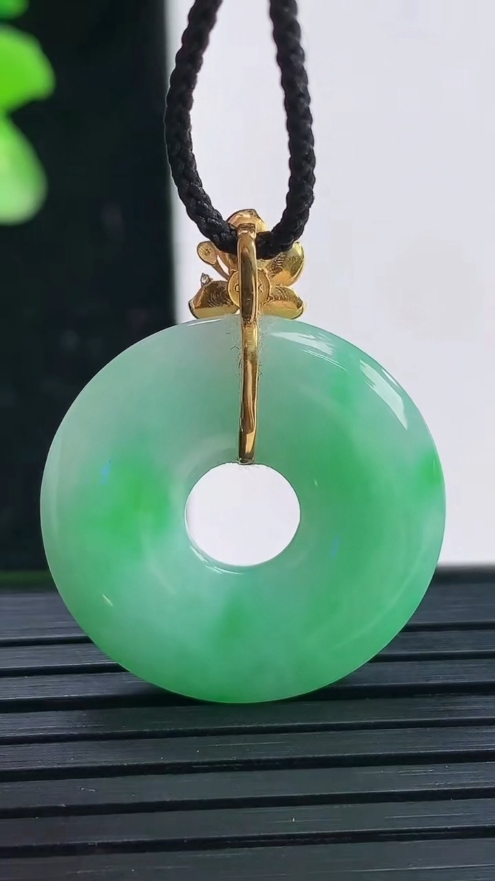 天然A货翡翠平安环吊坠尺寸24.5-3.4重量:4.29g
4月3日