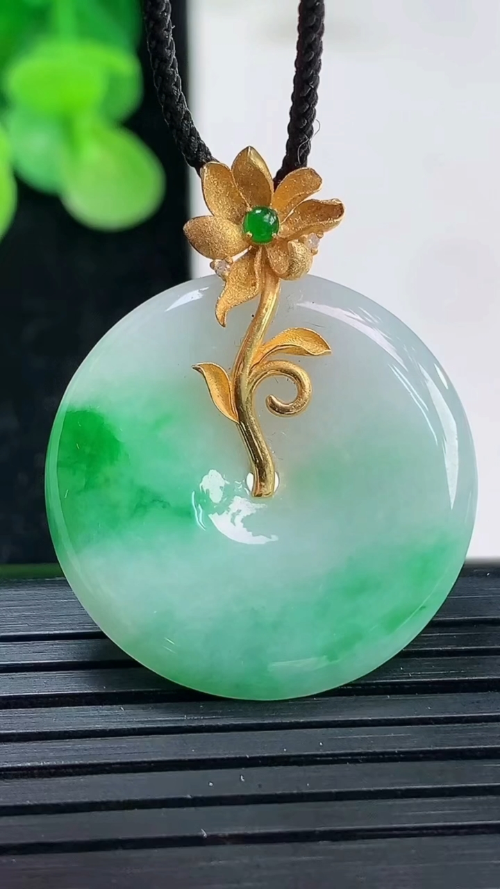 天然A货翡翠平安扣吊坠尺寸26.6-3.6重量:6.10g
4月3日