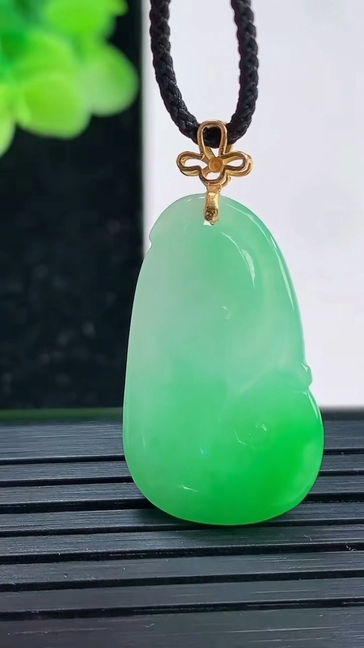 天然A货翡翠如意吊坠尺寸27.1-16.5-5.2重量:4.32g
4月3日