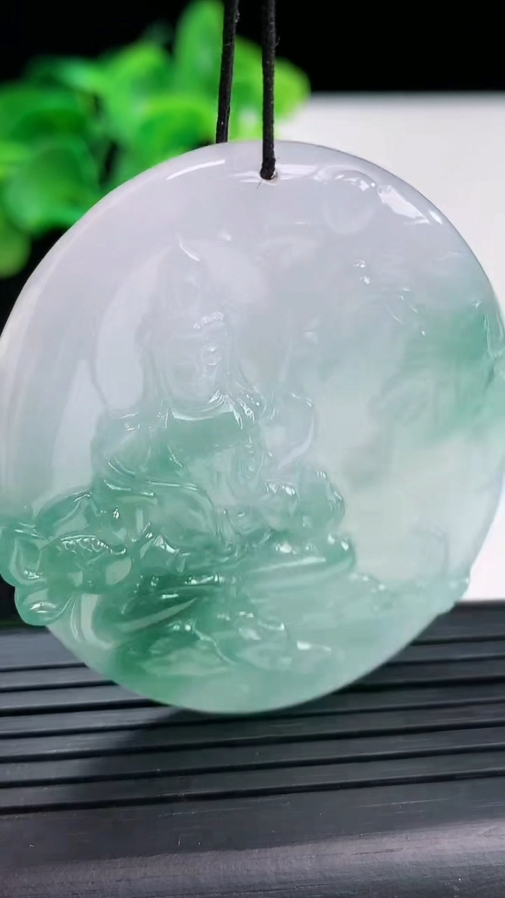 天然A货翡翠种飘花山水观音菩萨吊坠尺寸50.5-45.8-6重量:32.67g
4月3日