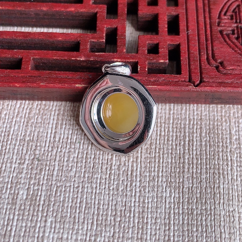 天然A货翡翠18K金伴钻镶嵌黄翡蛋面吊坠 
尺寸21.3-16.2-6.6裸石8.3-7.8mm 重