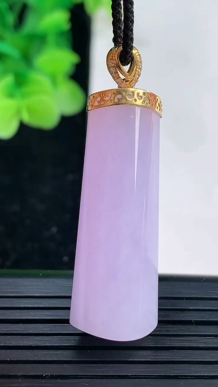 天然A货翡翠18K金紫罗兰平安柱吊坠尺寸37.4-13.5-11.3重量:13.05g
4月3日