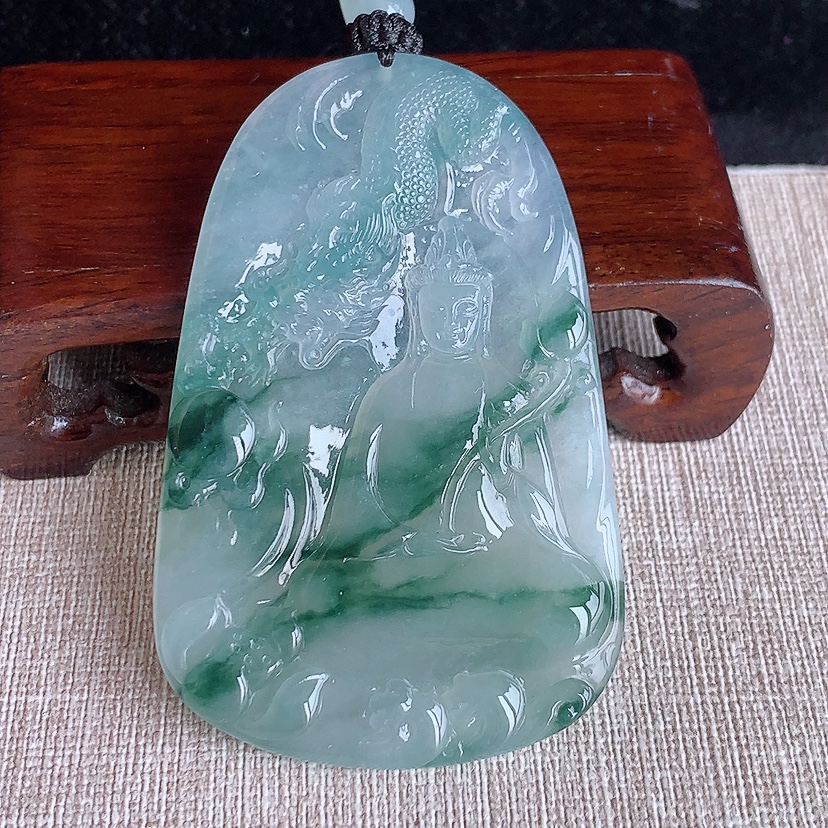 天然A货翡翠飘花大势至菩萨吊坠 
尺寸69.8-44.8-5.5mm 重量43.73g 0331