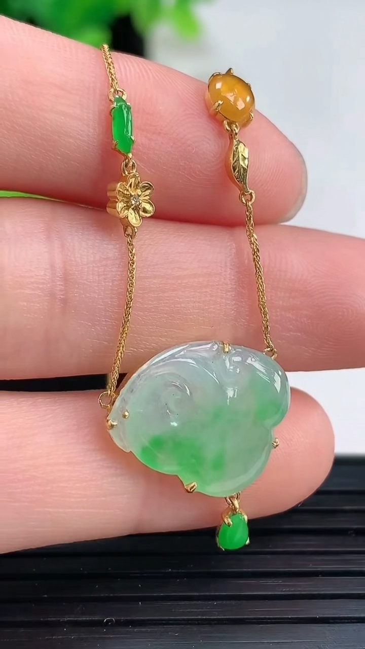 天然A货翡翠如意头吊坠尺寸14.2-16.7-3重量:2.76g
4月3日