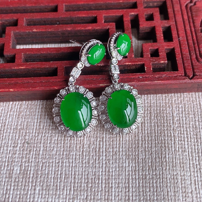 天然A货翡翠18K金伴钻镶嵌满绿蛋面耳坠 
尺寸9.5-7.7-6.6mm 重量3.83g 0331