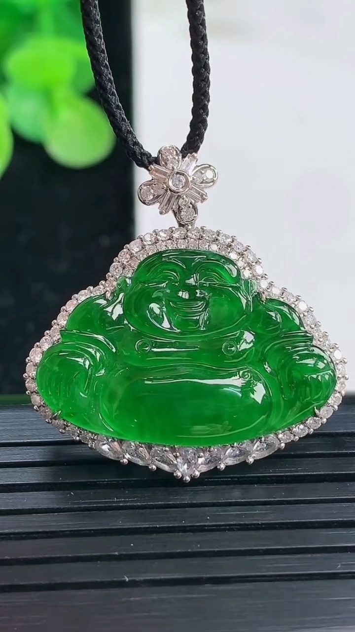 天然A货翡翠佛公吊坠尺寸29.8-28.9-7.1裸石17-26重量:5.69g
4月3日