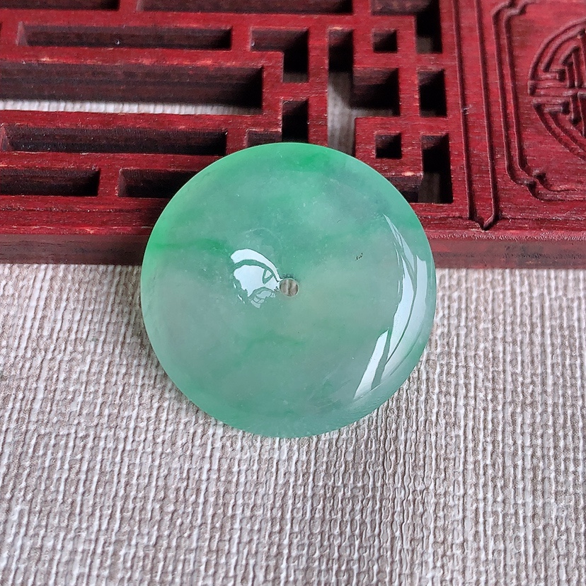 天然A货翡翠满绿飘绿平安扣吊坠  
尺寸25.8-5mm 重量6.85g 0331