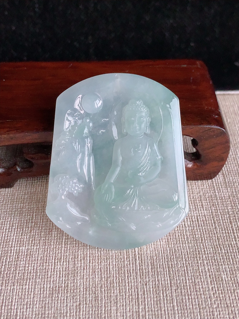 天然A货翡翠晴水一刀切大日如来吊坠 
尺寸52.8-42.4-6.3mm 重量28.26g 0403