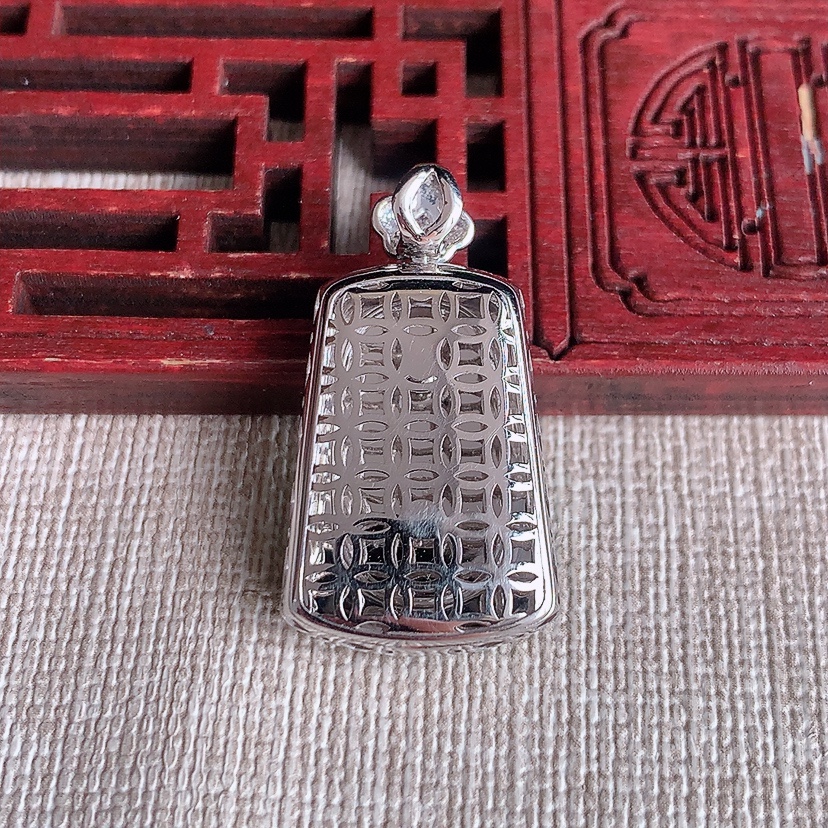 天然A货翡翠18K金伴钻镶嵌阳绿无事牌吊坠 
尺寸29-16-6.6裸石21-14mm 重量5.00