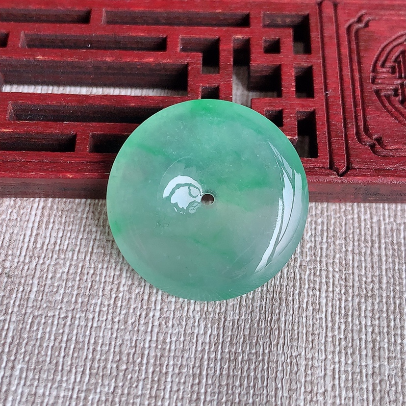 天然A货翡翠满绿飘绿平安扣吊坠  
尺寸25.8-5mm 重量6.85g 0331
