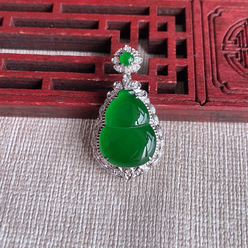 天然A货翡翠18K金伴钻镶嵌满绿葫芦吊坠 
尺寸28.5-15.2-7.7裸石15.8-11.4mm 重量3.13g 0331