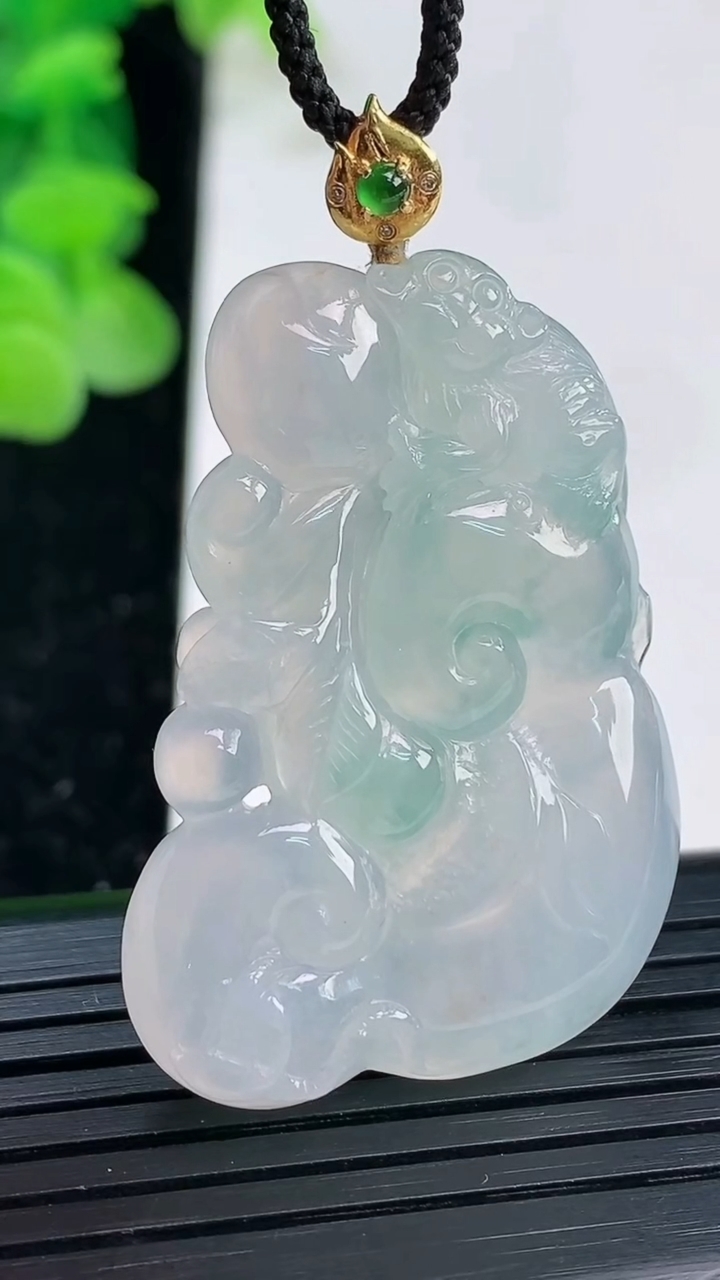 天然A货翡翠种飘花如意尺寸49.1-28-6.9重量:27.92g
4月3日