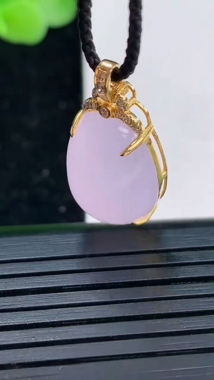 天然A货翡翠18K金紫罗兰蛋面吊坠尺寸25.5-18.3-12.4-9.3重量:4.31g
4月3日