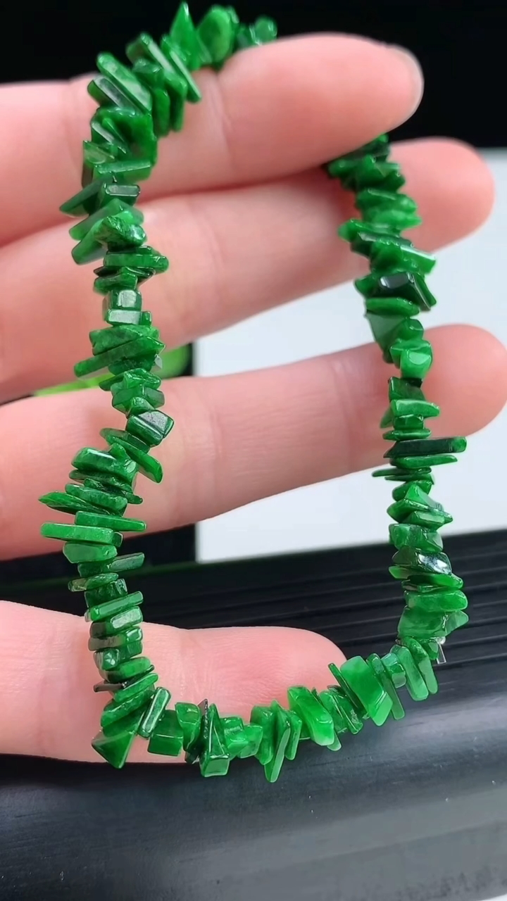 天然A货翡翠原石手串尺寸5.7-3.3-1.2重量:9.84g4月3日
工厂直销收藏佳品,种好水足，