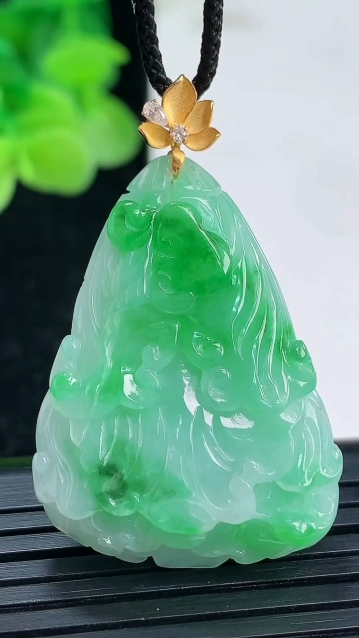 天然A货翡翠白菜吊坠尺寸34.1-25-7.7重量:11.30g
4月3日