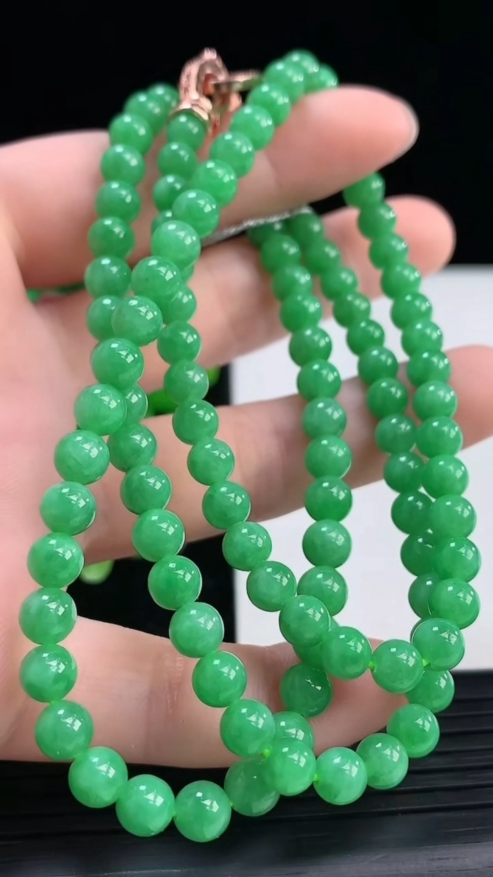 天然A货翡翠圆珠项链尺寸5.2-110颗重量:32.31g
4月3日